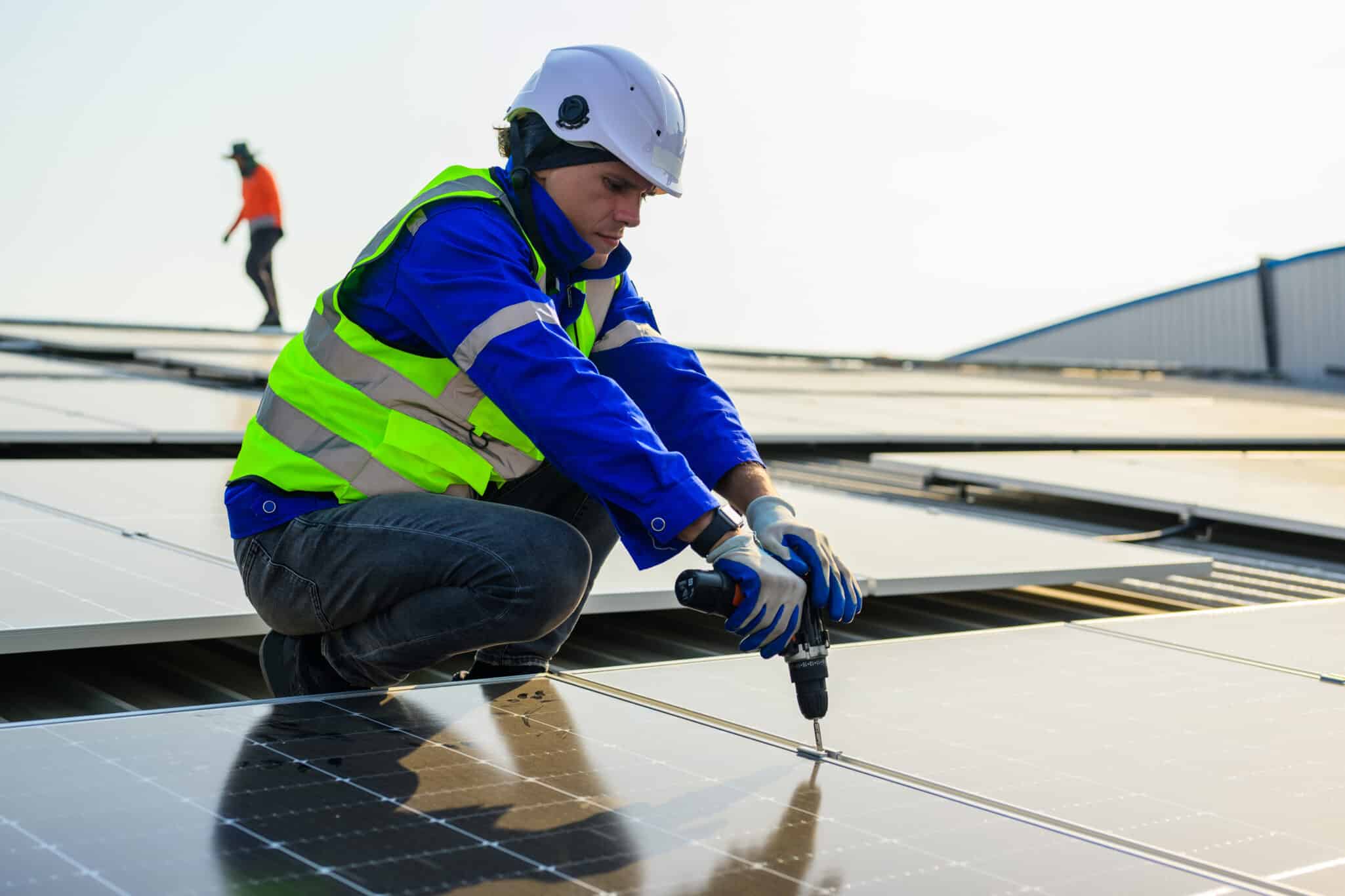 Team von Experten bei der Installation einer Photovoltaikanlage – Expert Select GmbH verbindet Branchenführer und Fachkräfte in der Photovoltaik-Branche