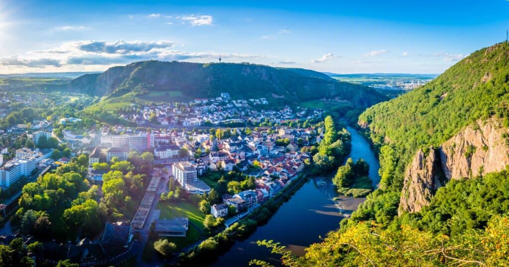 Bad Kreuznach Sehenswürdigkeiten, Panorama der Stadt Bad Kreuznach mit den bekanntesten Sehenswürdigkeiten und Geheimtipps, darunter die historische Altstadt und die Brückenhäuser. Entdecken Sie mit der Zeitarbeitsfirma Expert Select GmbH Ihre beruflichen Möglichkeiten in Bad Kreuznach.