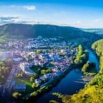 Bad Kreuznach Sehenswürdigkeiten, Panorama der Stadt Bad Kreuznach mit den bekanntesten Sehenswürdigkeiten und Geheimtipps, darunter die historische Altstadt und die Brückenhäuser. Entdecken Sie mit der Zeitarbeitsfirma Expert Select GmbH Ihre beruflichen Möglichkeiten in Bad Kreuznach.